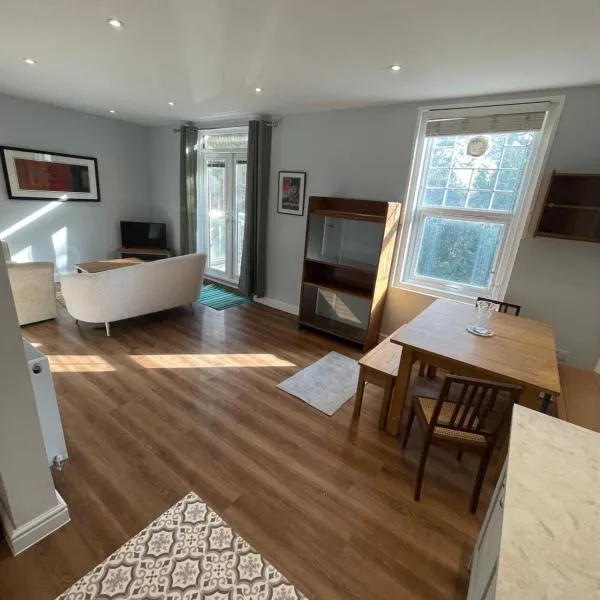 Westbourne Alum Chine apartments，位于伯恩茅斯的酒店