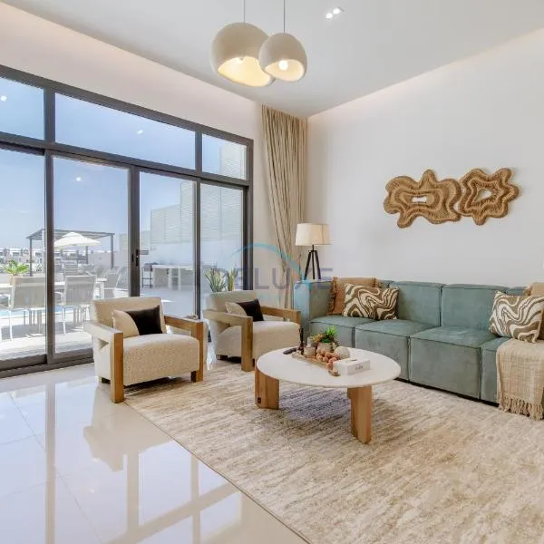 Pool and Sea Views 3BR and Assistant's Room Villa with Beach Access and BBQ Facilities, Sharm - Al Dana Villa, Al Dana Island by Deluxe Holiday Homes，位于富查伊拉的酒店