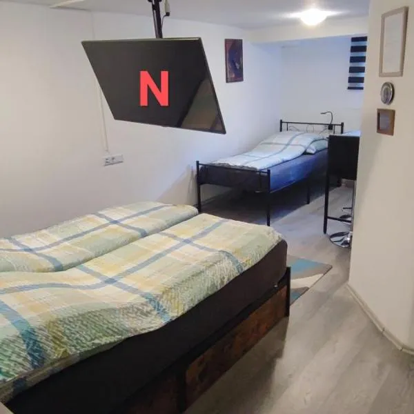 Studio Ferienwohnung Untergeschoss，位于奥斯特拉赫的酒店