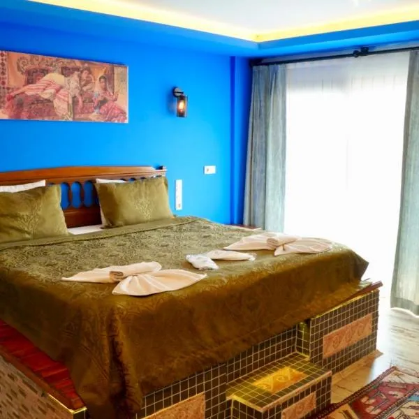 Rebetika Hotel & bistro，位于塞尔丘克的酒店
