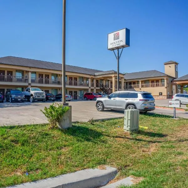 Moulton Inn & Suites By OYO Near Shiner TX，位于Moulton的酒店