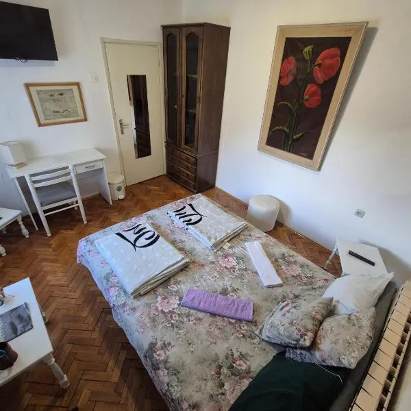 Apartmani i sobe Cardak，位于图兹拉的酒店