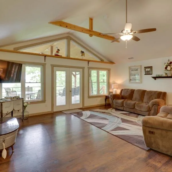 Bullfrog Bluff Mountain View Cabin with Deck!，位于芒廷维尤的酒店