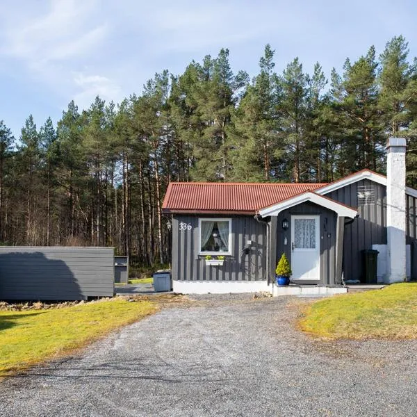 Iverhjelen Near Atlantic Road，位于Lyngstad的酒店