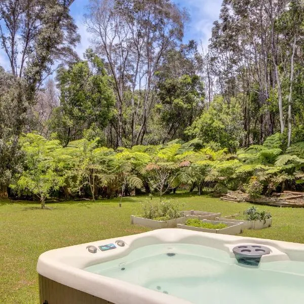 Rainforest Retreat w/ Hot Tub: Mins to Nat'l Park!，位于沃尔卡诺的酒店