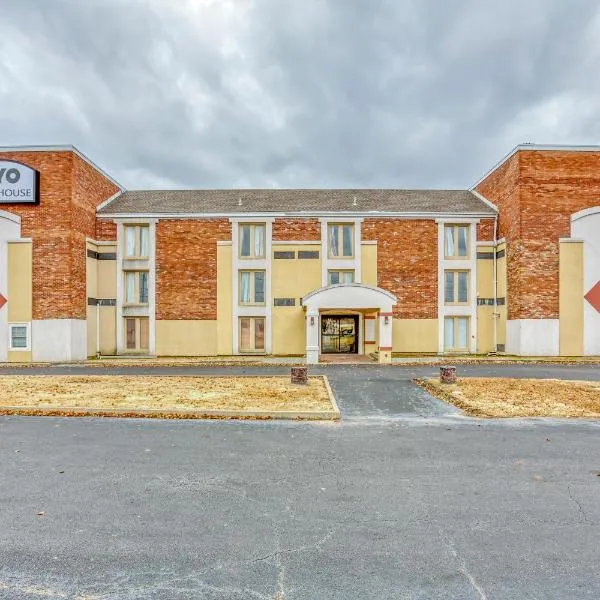 OYO Townhouse Tulsa Woodland Hills，位于Union的酒店