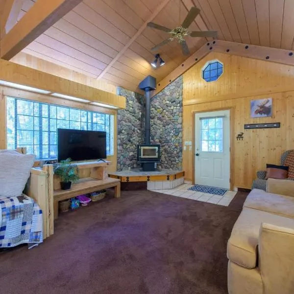 Glen Lake Cabin in the Woods,位于Eureka的酒店