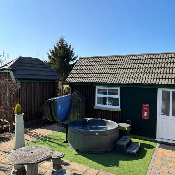 Lincoln Holiday Retreat Little House with private hot tub，位于林肯的酒店