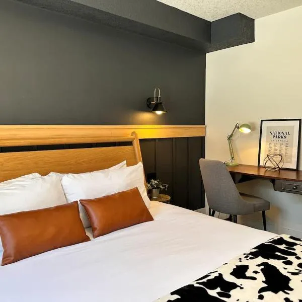 W118 NEW! Central Canmore- Light Industrial Hotel Room，位于坎莫尔的酒店