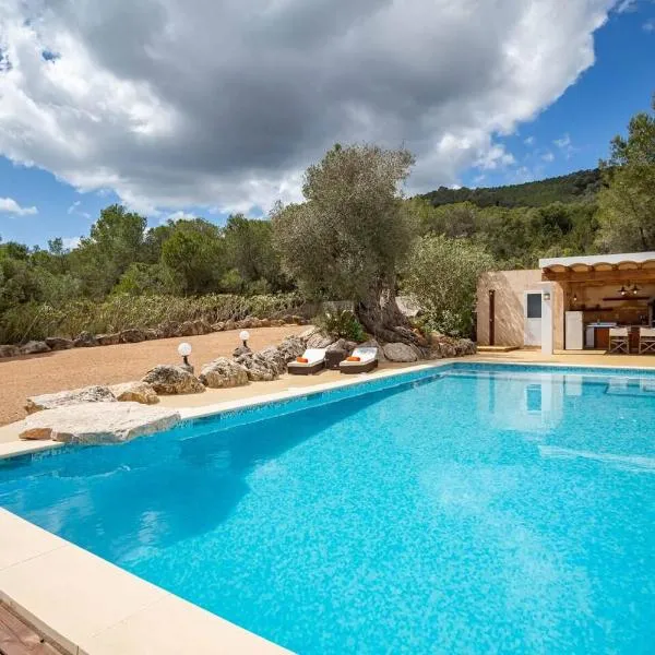 Walk to UNVRS & Amnesia - 4BR Finca - Private Pool & Forest，位于圣安东尼奥的酒店