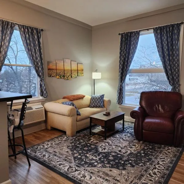 Spacious 2BR Apt Downtown, 2 Blocks from State Capitol，位于托皮卡的酒店