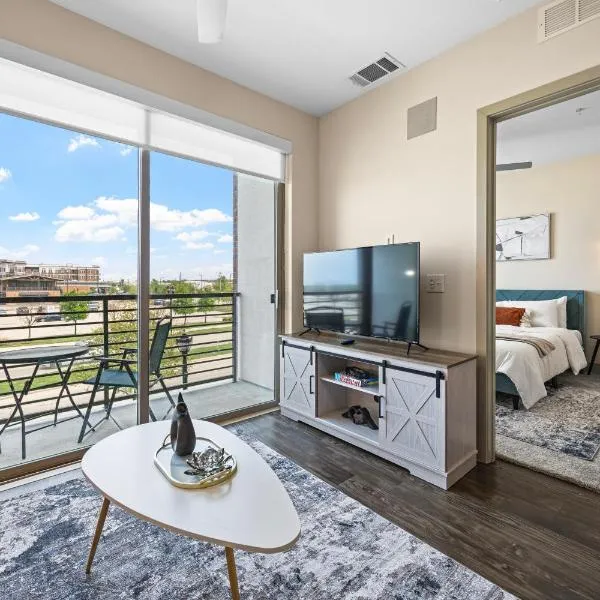 Stylish 1BR Retreat with Pool & Gym，位于弗赖拉辛的酒店