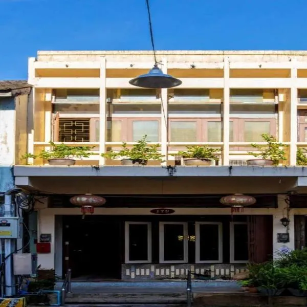 OYO 75469 Baan Kong Hostel,位于Ban Talat Takua Pa的酒店
