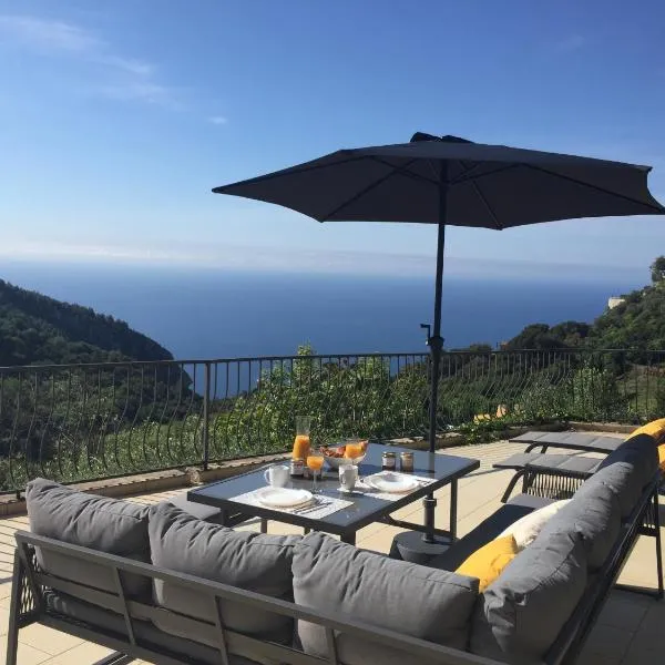 Appartement Eze Village proche Monaco fabuleuse vue mer et vieux village，位于艾日的酒店