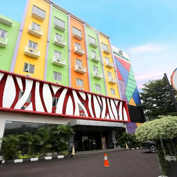 Super OYO Townhouse OAK Hotel Fiducia Pondok Gede，位于雅加达的酒店