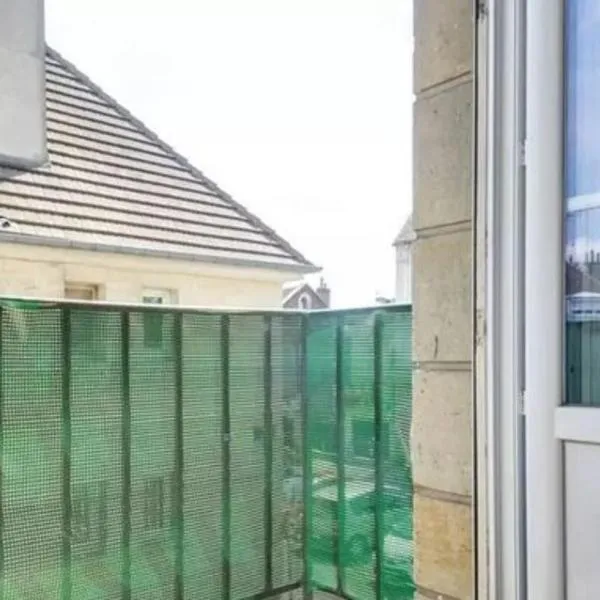 Chambre chez l'habitant dans un appartement à 2 pas de la gare SNCF et à 300m de la gare routière，位于克雷伊的酒店