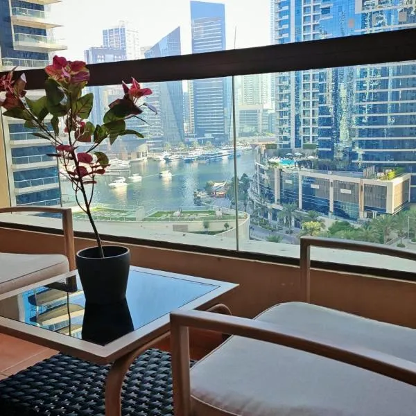 Modern, spacious, Luxe 5BR plus Maid condo in JBR, near JBR Beach, Marina view, By La Buena Vida Holiday Homes，位于迪拜的酒店
