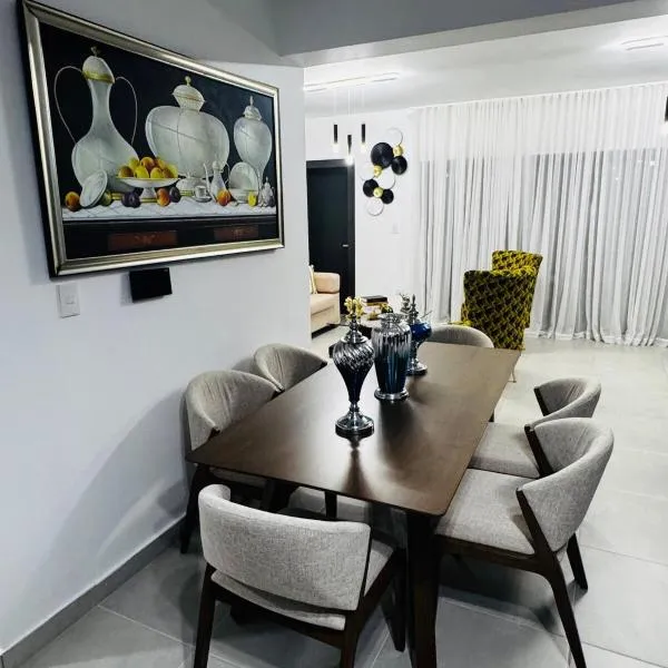 Beautiful and Luxury apartment，位于圣地亚哥洛斯卡巴的酒店