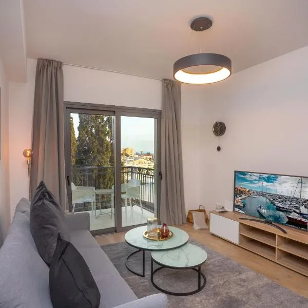 Crown Hall Suites，位于利马索尔的酒店