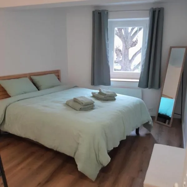 Charmant appartement au cœur de Montrond，位于蒙特龙莱班的酒店