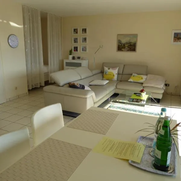 Ferienwohnung Stefi, magischer Ausblick, Schwimmbad-Sauna in Lahnstein，位于兰施泰因的酒店