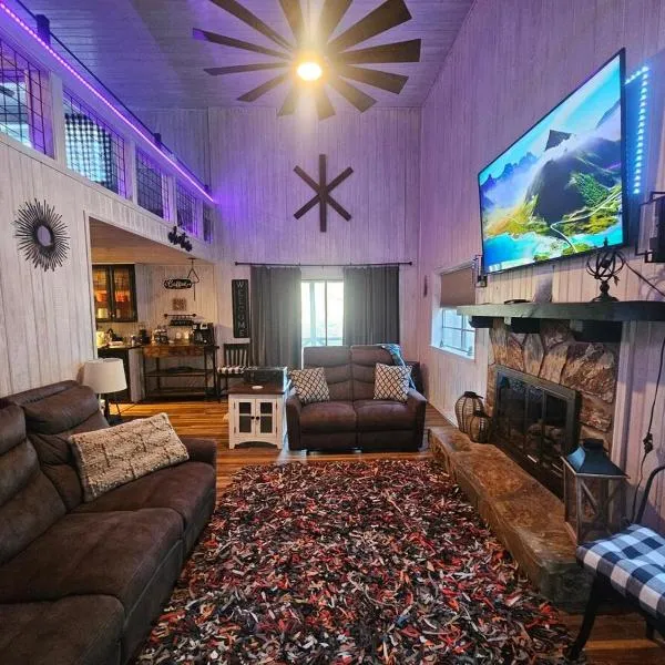 THE LEGEND OF ASKA- Blue Ridge Cabin, River & Mtn views, Hot Tub, Game room，位于蓝岭的酒店