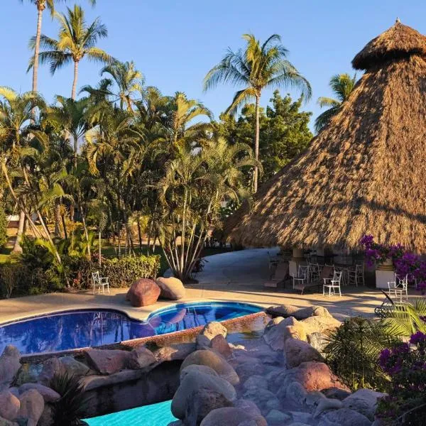 Premium Glamping - Pool Waterslide Wi-Fi & Private Patio Lounge，位于巴亚尔塔港的酒店