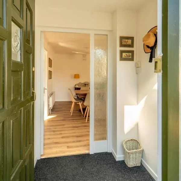 Bumble Bee Bungalow Serviced Accommodation，位于威特尼的酒店