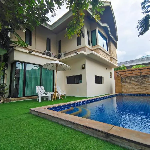 Baan Natcha Pool Villa City Center，位于芭堤雅市中心的酒店