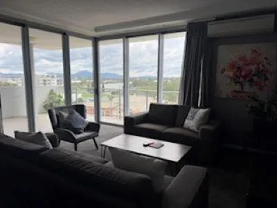 The Perfect Host @ Curtis Apartments，位于格拉德斯通的酒店