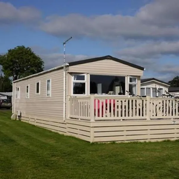 Caravan With Decking At Ashbourne Heights Holiday Park Ref 66025Tv，位于阿什伯恩的酒店
