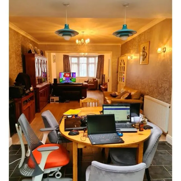 21 Fairfield Crescent，位于埃奇韦尔的酒店
