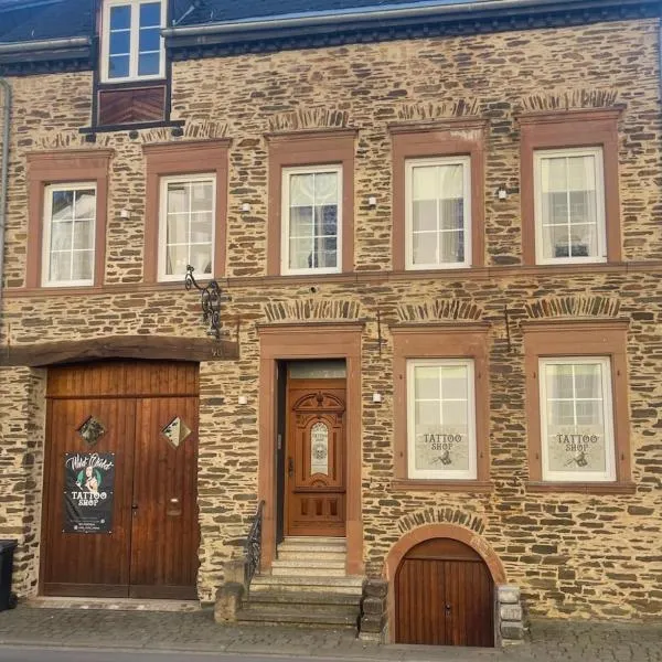 Lovingly renovated witch's house with 2 parking spaces and garden，位于鲁斯尼希的酒店