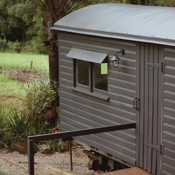 Train Carriage Tiny Home in the Byron Hinterland，位于Alstonvale的酒店