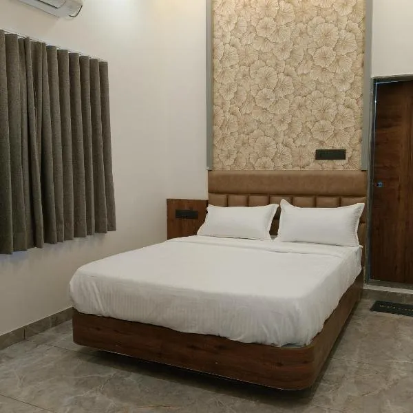 Dwarka Dekho - Grand Palace，位于德瓦尔卡的酒店