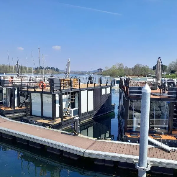 Floating Experience Black Pearl, Lago Maggiore，位于多尔梅莱托的酒店
