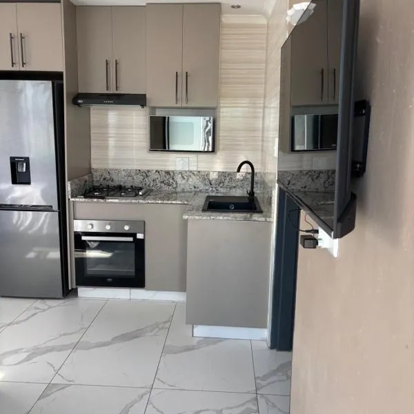 The Grove Studio Apartment, eSwatini，位于曼齐尼的酒店