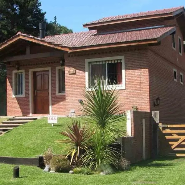 REGIO CHALET 250m del mar Cerca del centro con JARDIN，位于瓦勒里亚德玛的酒店