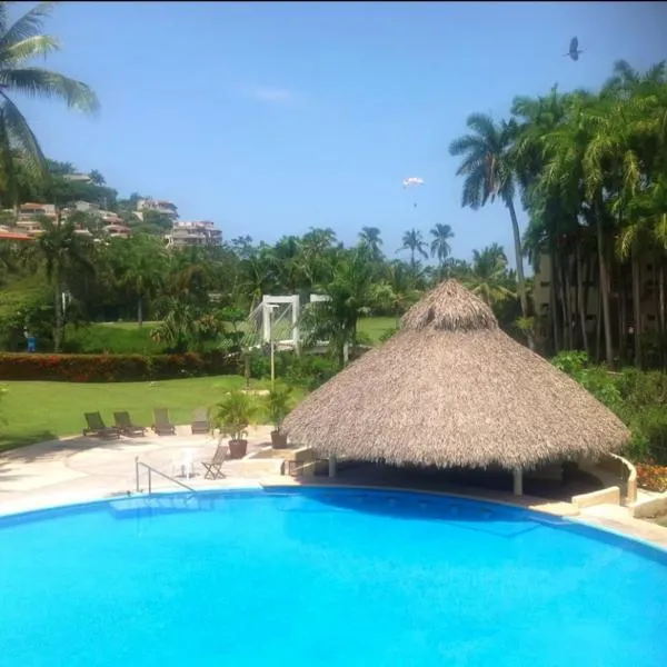 NEW loft on the beach with direct access，位于伊斯塔帕的酒店