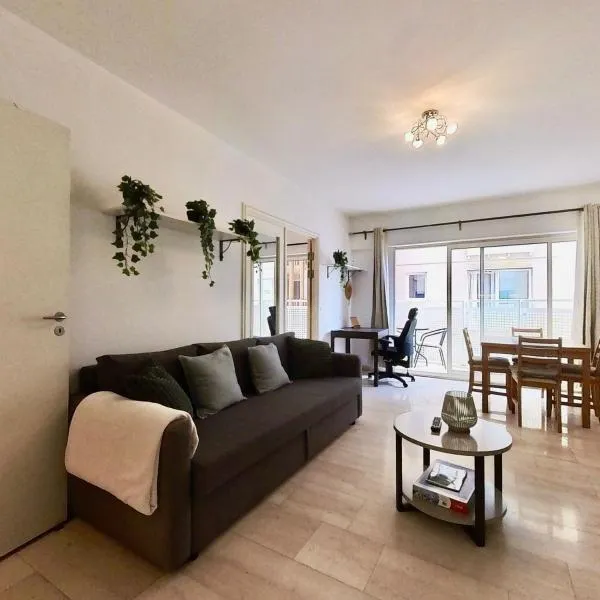 NEW Central Escape with Pool Access for Family of 4，位于直布罗陀的酒店