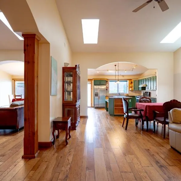 Fort Wine Manor, Entire Private Estate Home，位于枫树岭的酒店