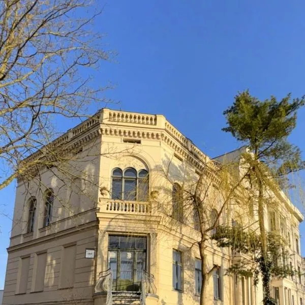 Stadtvilla An der Viergelindenbrücke，位于罗斯托克的酒店