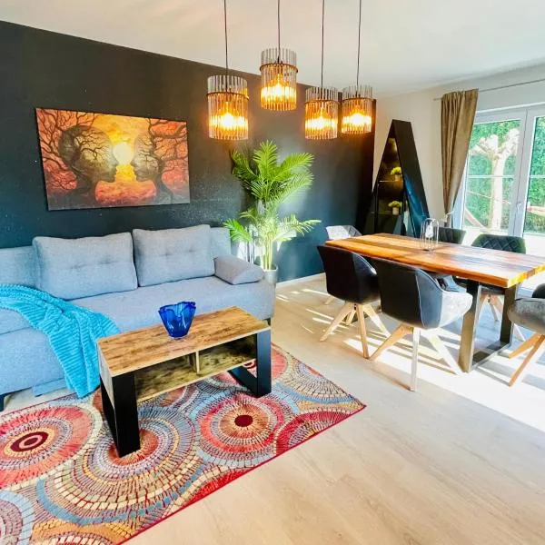 The Villa Toscana, a serene retreat in Center of Friedrichshafen City with lush green lawns, terrace & private garage- Lidl, Bakery walking distance- Bodenseecenter, Sportsbad 3 mins, Lake 7 mins，位于腓特烈港的酒店
