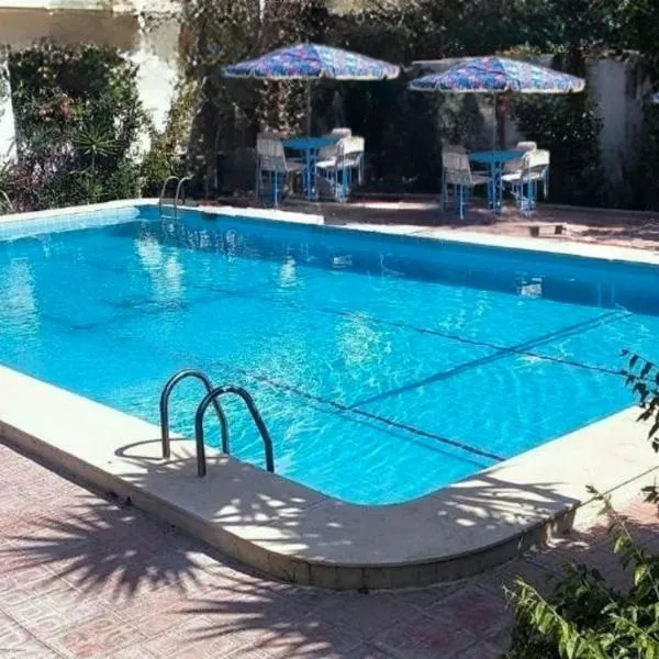 Blue holiday family summer villa - privé pool- AC- 5 bdr- 10 pax，位于亚历山大的酒店