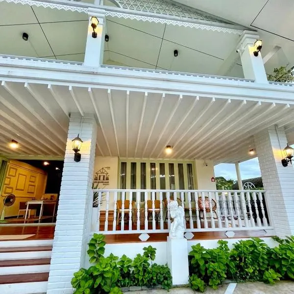 Zane Balcony House Ranong Hotel เซน บัลโคนี่ เฮ้าส์ ระนอง，位于Ban Lum Than的酒店