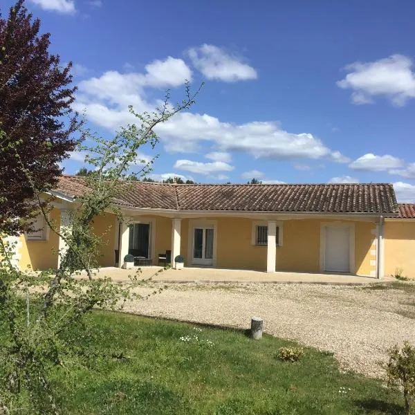 Une chambre pour deux avec vue sur la piscine，位于Le Pizou的酒店