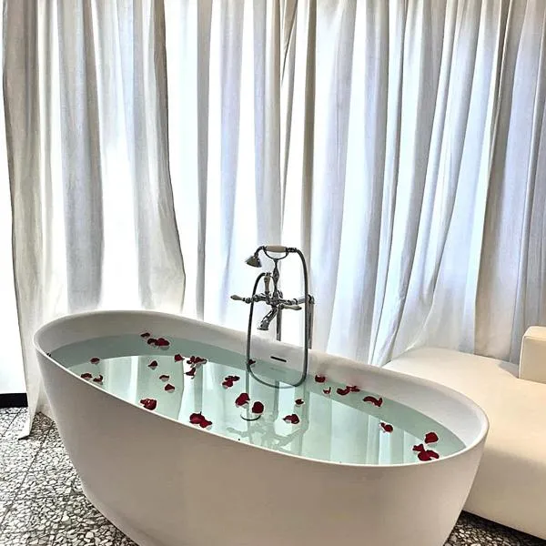 Eveline 2 - Piscina Privata o Jacuzzi，位于圣雷莫的酒店