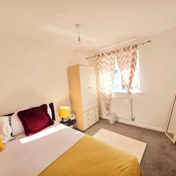 Charming Room, shared house，位于奥尔德姆的酒店