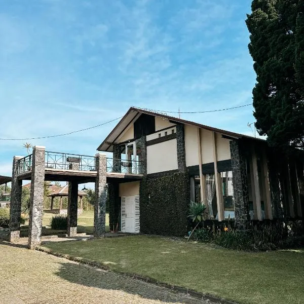 De Villa Istana Bunga Lembang by YourHome，位于Tegalharendong的酒店