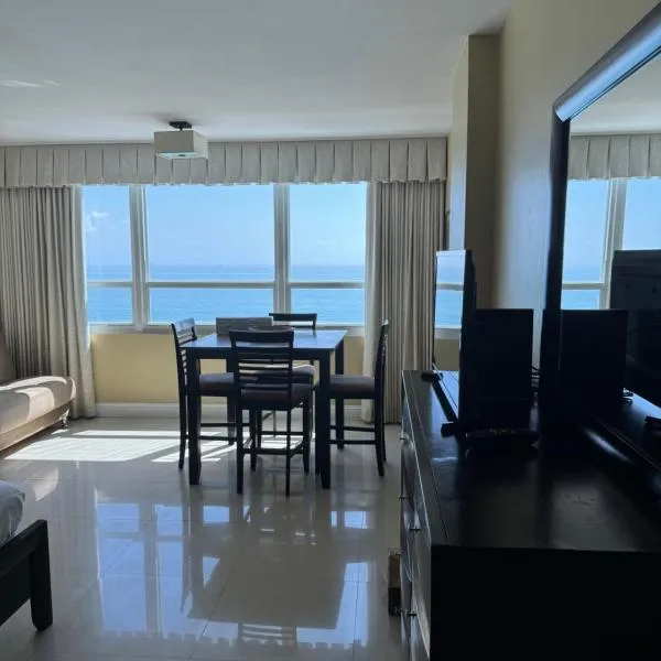 Castle beach studio,tennis court and swimming pool with beach access，位于迈阿密海滩的酒店